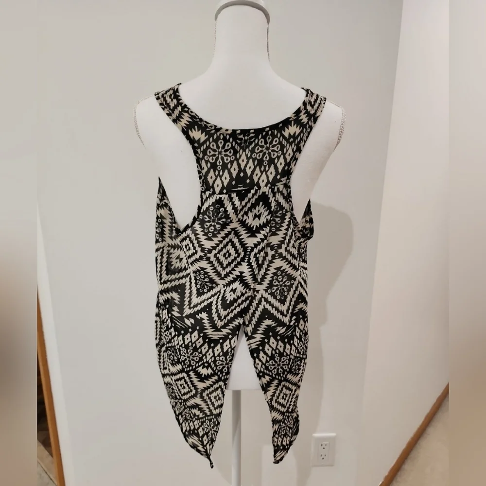 Pattern top with open back - Picture 2 of 4